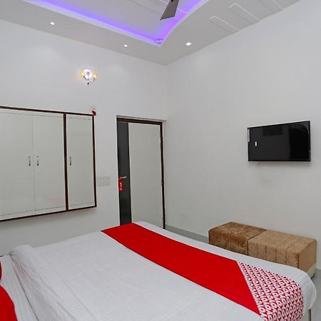 Hotel Rest Palace Агра Екстериор снимка