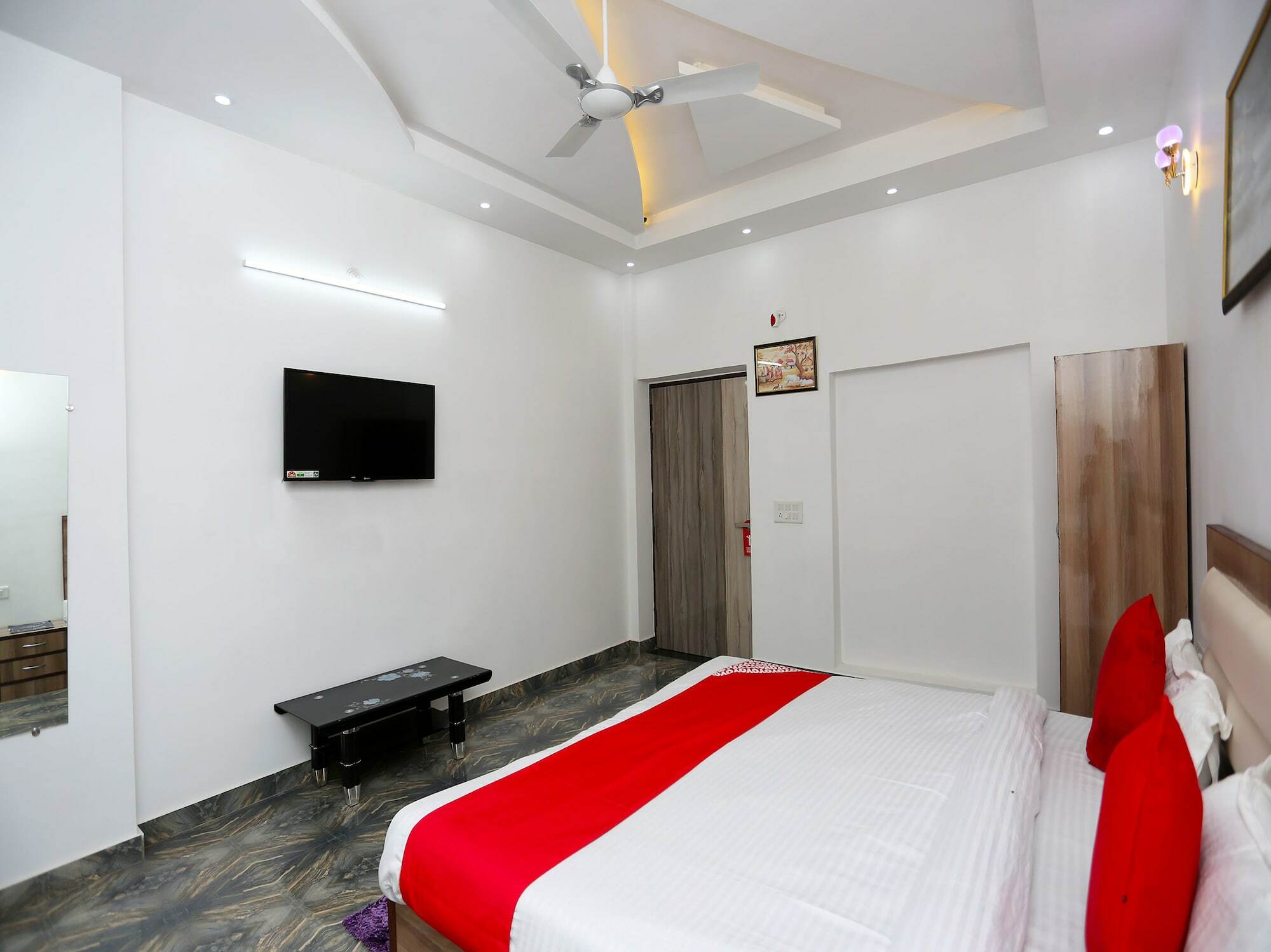 Hotel Rest Palace Агра Екстериор снимка