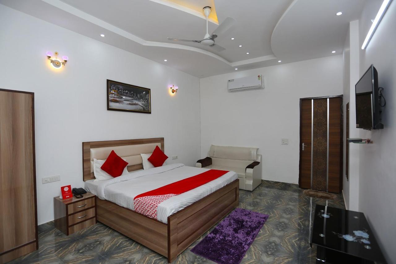 Hotel Rest Palace Агра Екстериор снимка