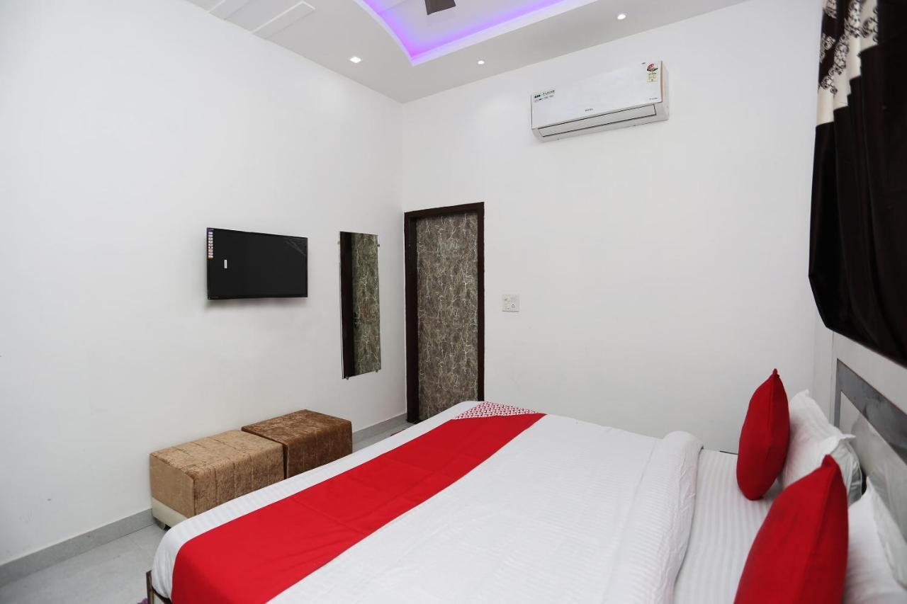 Hotel Rest Palace Агра Екстериор снимка