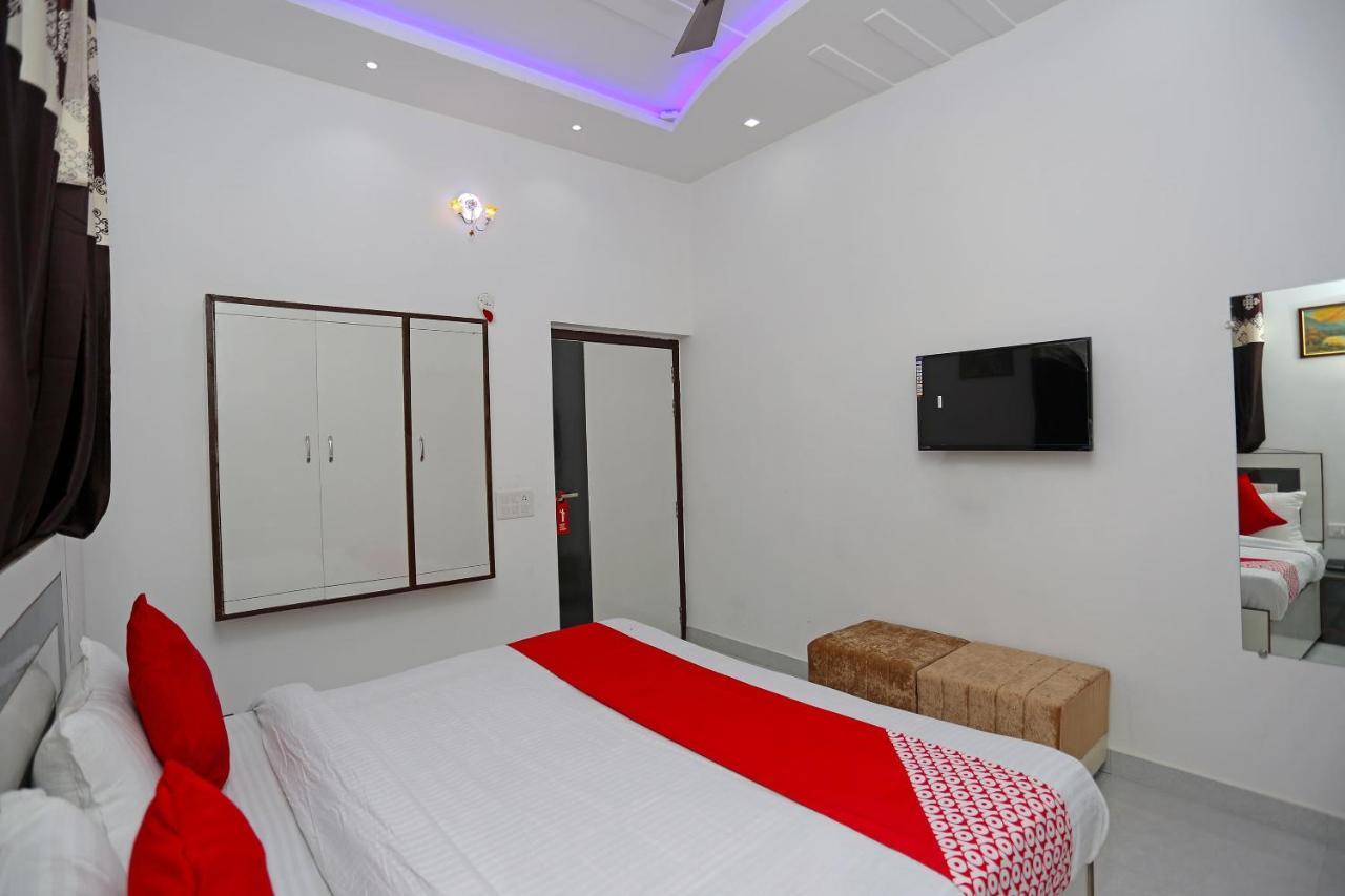 Hotel Rest Palace Агра Екстериор снимка
