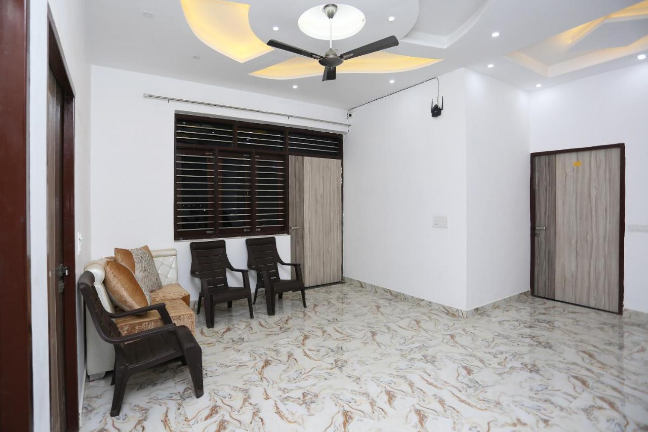 Hotel Rest Palace Агра Екстериор снимка