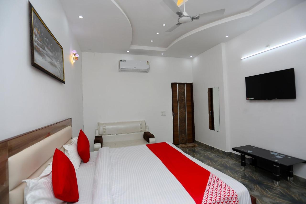 Hotel Rest Palace Агра Екстериор снимка