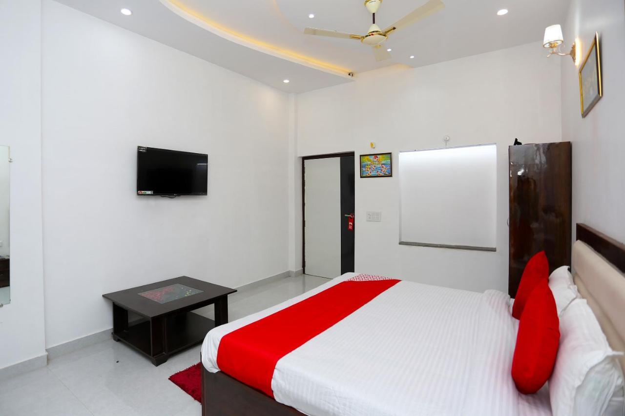 Hotel Rest Palace Агра Екстериор снимка