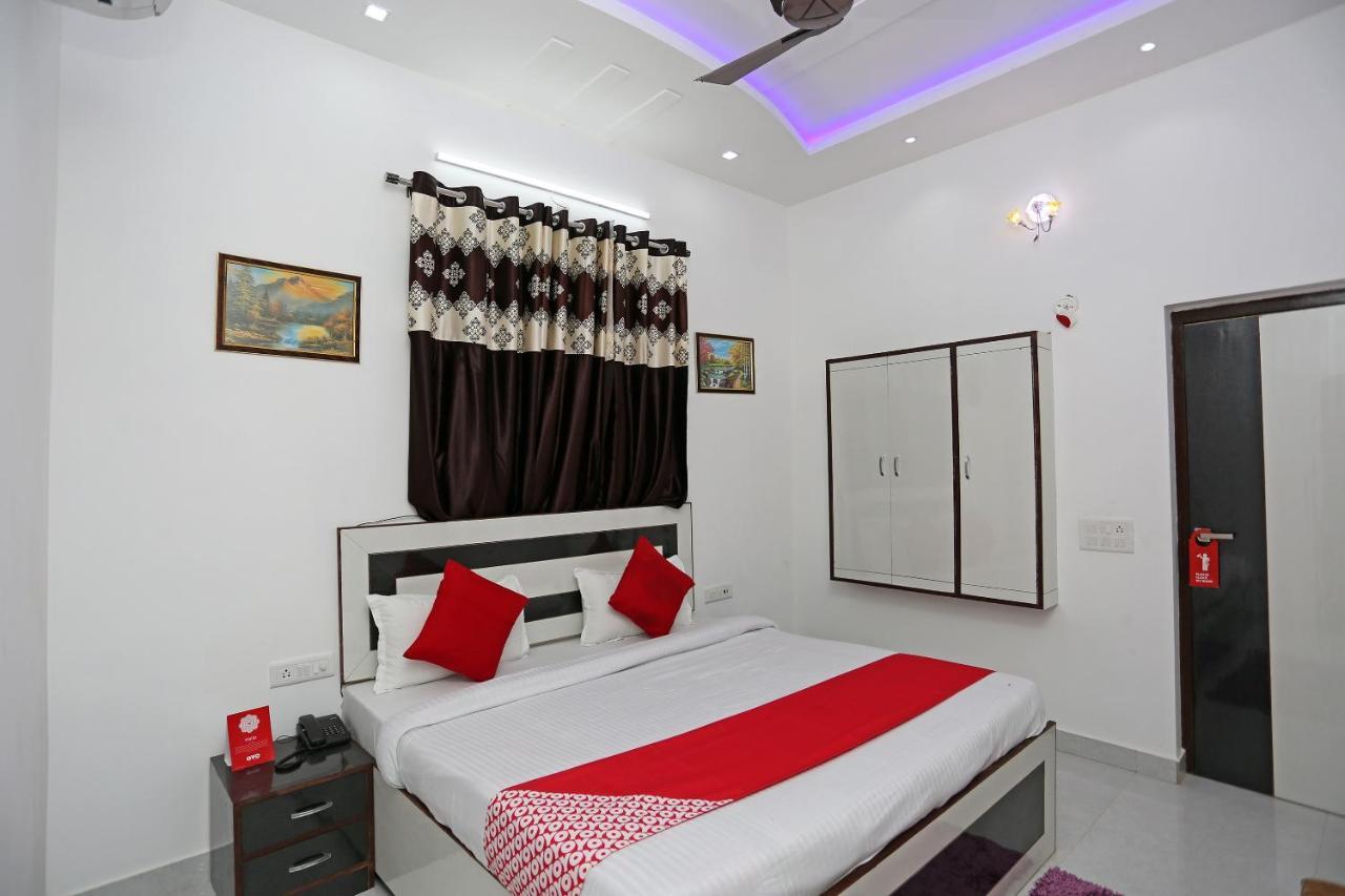 Hotel Rest Palace Агра Екстериор снимка