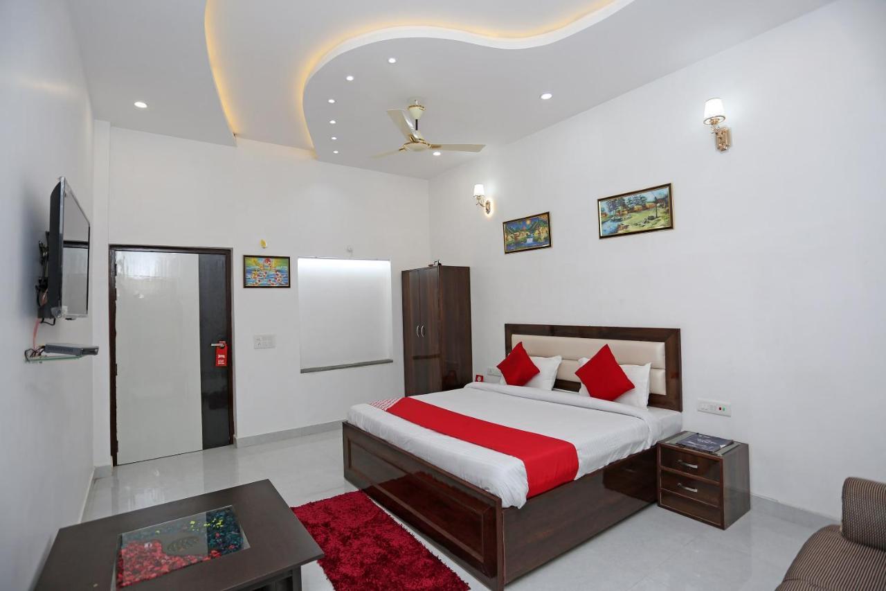 Hotel Rest Palace Агра Екстериор снимка