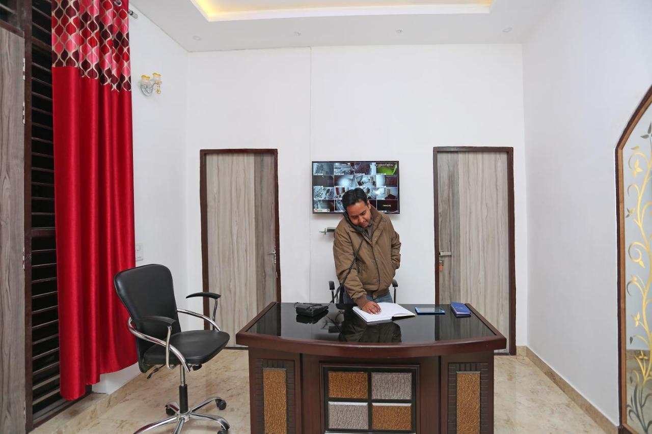 Hotel Rest Palace Агра Екстериор снимка