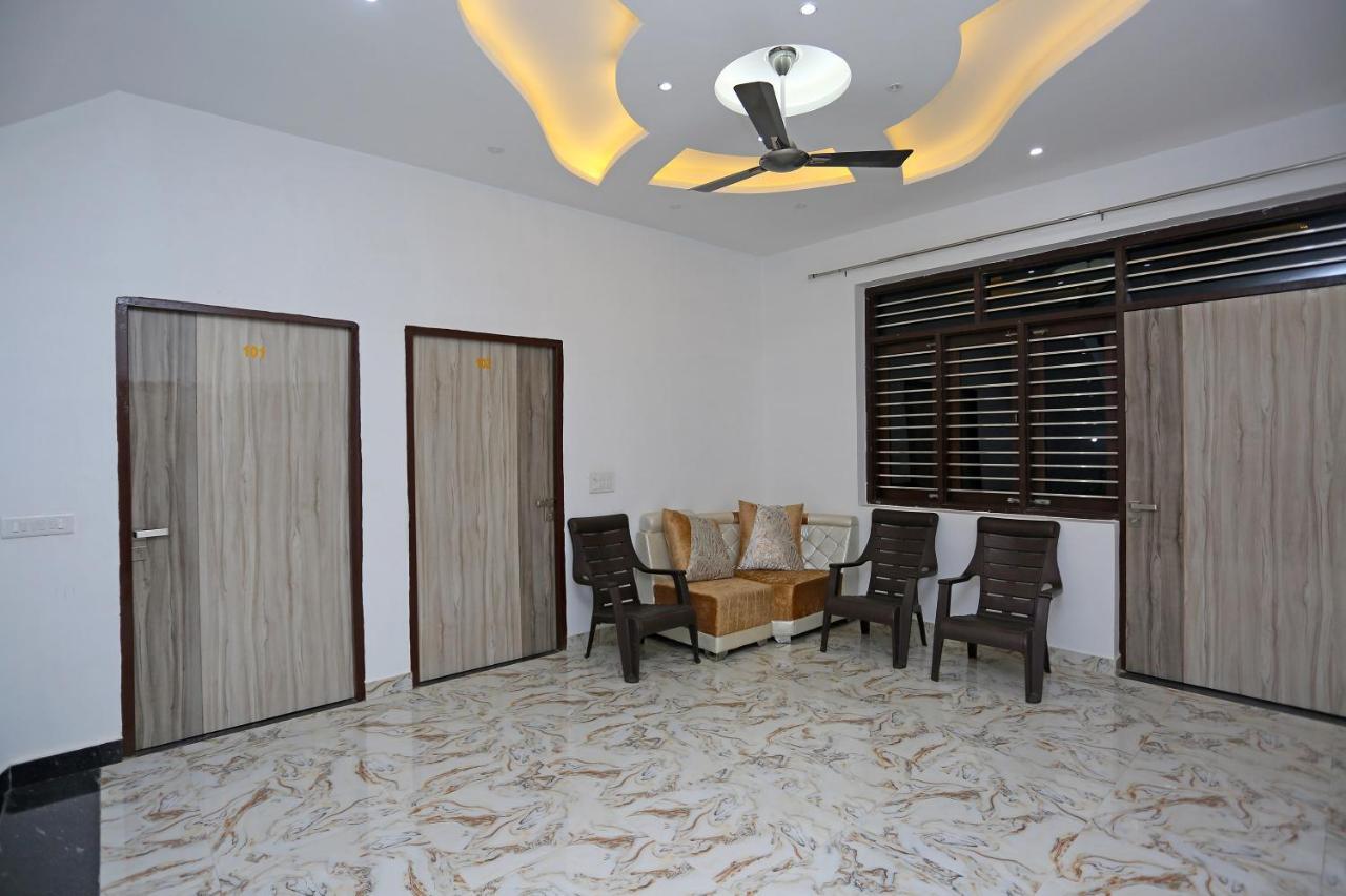 Hotel Rest Palace Агра Екстериор снимка